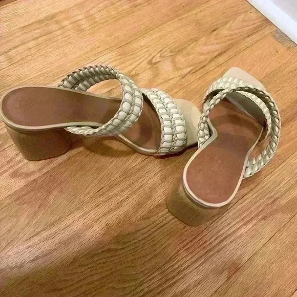 Women’s size 9 Universal Threads Wedges Target tan cream and white - Picture 4 of 4